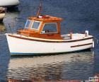 Маленькая рыбацкая лодка древесины в порту